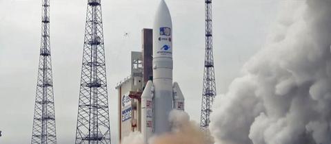 Eine Arianrakete startet vom Weltraumbahnhof Kourou in Französisch Guayana