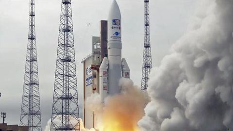 Eine Arianrakete startet vom Weltraumbahnhof Kourou in Französisch Guayana