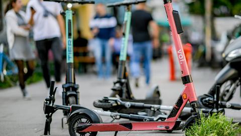 E-Scooter stehen auf dem Fußgängerweg.