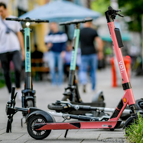 E-Scooter stehen auf dem Fußgängerweg.