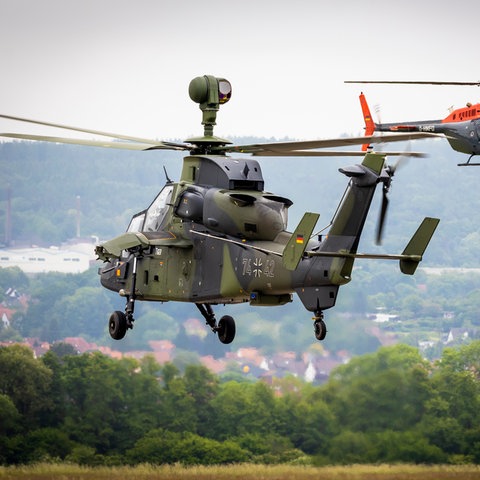 Ein Tiger-Kampfhubschrauber der Bundeswehr startet auf einem miitärischen Flugplatz.
