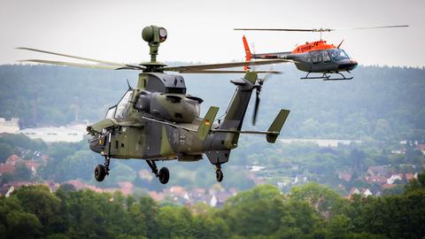 Ein Tiger-Kampfhubschrauber der Bundeswehr startet auf einem miitärischen Flugplatz.