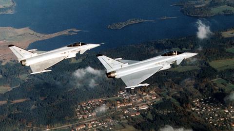 Blick auf zwei Eurofighter der Typen DA1 und DA5 bei einem Erprobungsflug (undatiertes Archivbild). 