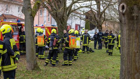 Zahlreiche Feuerwehrkräfte versammeln sich in Karben-Petterweil.