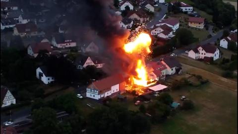 Luftaufnahme von einer Explosion beim Brand in der Oldtimer-Werkstatt