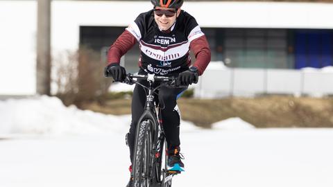 Extremsportler Dirk Leonhardt fährt mit einem Geländefahrrad über eine Eisfläche