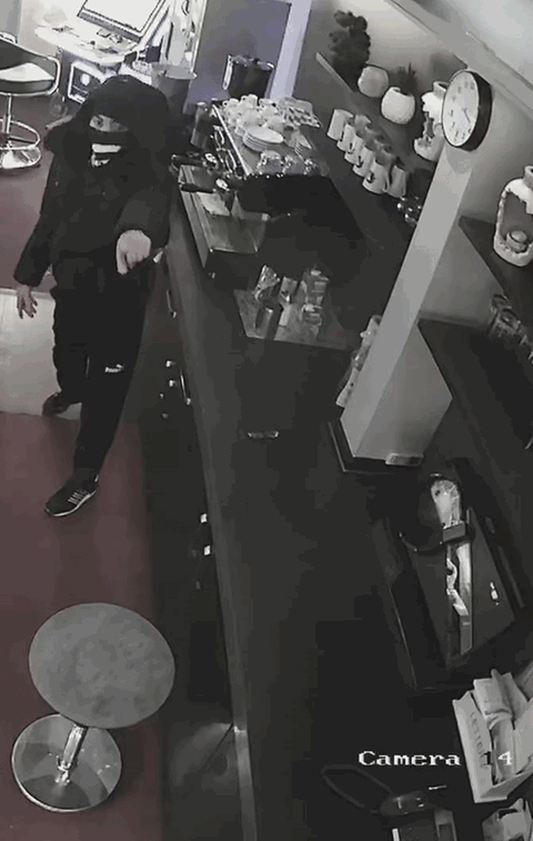 Bild aus der Überwachungskamera: Ein maskierter Mann steht in einer Spielhalle.