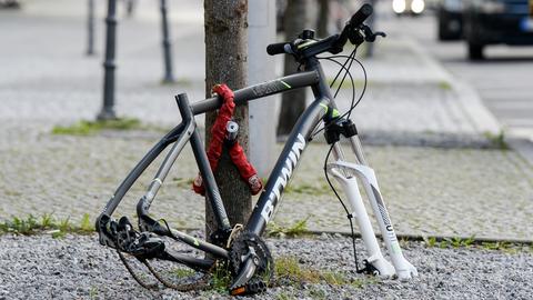 Reste eines von Fahrraddieben bearbeiteten Fahrrads