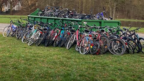 Viele Fahrräder an und in einem Container.
