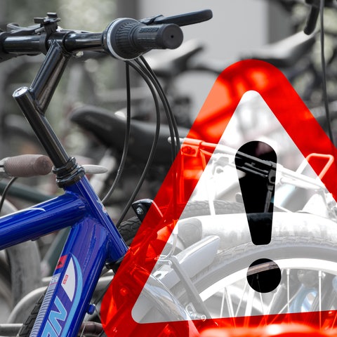 Fahrrad und Schild mit Aufschrift "Achtung"