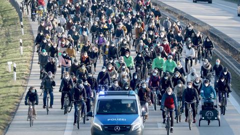 Teilnehmer der ADFC-Sternfahrt fahren über die für Autos gesperrte Autobahn-Teilstrecke Avus der A115. 