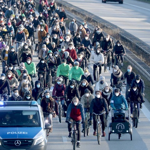 Teilnehmer der ADFC-Sternfahrt fahren über die für Autos gesperrte Autobahn-Teilstrecke Avus der A115. 