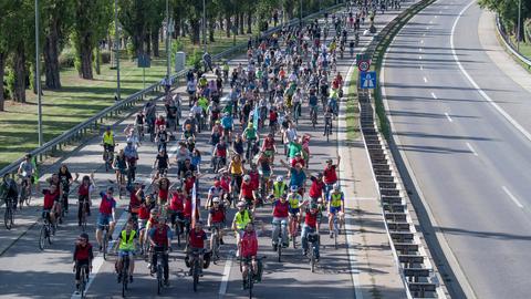 Radfahrer bei einer Demo auf der Stadtautobahn in Frankfurt