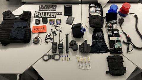 Sichergestellte polizeitypische Ausrüstungsgegenstände