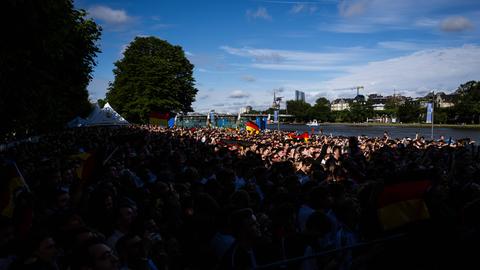 Menschenmassen auf Frankfurter Fanmeile