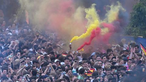 Menschenmassen beim Public Viewing in der Frankfurter Fanzone