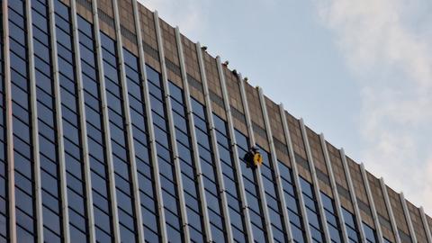 Der Mann kletterte den 142 Meter hohen Büroturm auf der Mainzer Landstraße in Frankfurt hoch. 