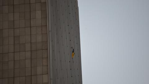 Der Mann kletterte den 142 Meter hohen Büroturm auf der Mainzer Landstraße in Frankfurt hoch. 