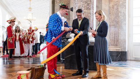 Fastnachter beim Empfang von Ministerpräsident Rhein und seiner Frau