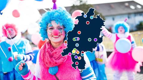Die Collage zeigt ein Foto mit Närrinnen und Narren in pinkfarbener Clownskostümierung auf einer Straße. Auf dem Foto eine Karte Hessens mit farbigen Punkten, welche die Orte markieren, an welchen Umzüge stattfinden.