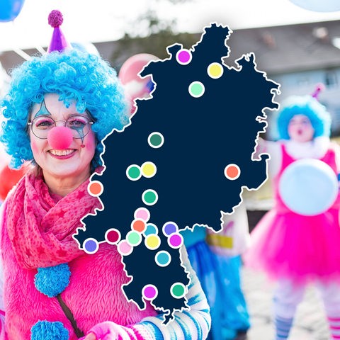 Die Collage zeigt ein Foto mit Närrinnen und Narren in pinkfarbener Clownskostümierung auf einer Straße. Auf dem Foto eine Karte Hessens mit farbigen Punkten, welche die Orte markieren, an welchen Umzüge stattfinden.