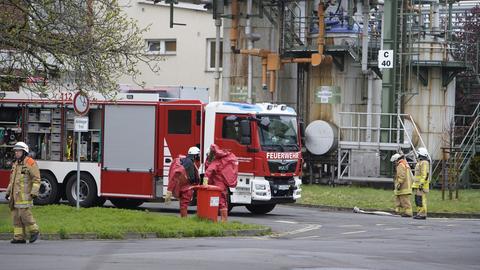 Einsatzkräfte im Industriepark in Frankfurt-Fechenheim