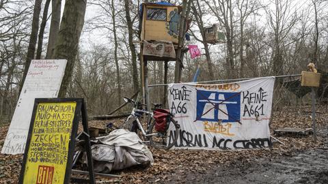 "Keine A66" steht auf einem Protestplakat an einem Baumhaus  im Wald