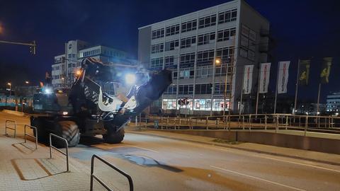 Schwere Harvester rollen über eine gesperrte Straße in Frankfurt.