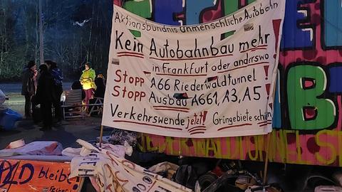 Plakate und Transparente mit Aufschriften wie "Kein Autobahnbau mehr", "Fechenheimer Wald bleibt".