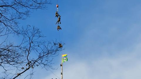 Höhenrettungskräfte seilen sich über dem High Pod ab.