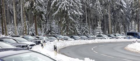 Am Großen Feldberg parkten bereits am Freitag viele Ausflügler. 