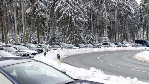 Am Großen Feldberg parkten bereits am Freitag viele Ausflügler. 