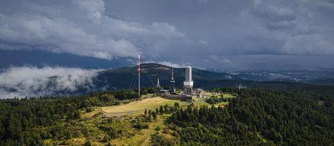 Düstere Unwetter-Wolken ziehen über den Großen Feldberg.