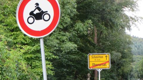 Motorräder verboten: Dieses Schild steht am Wochenende an bestimmten Strecken zum Großen Feldberg. 