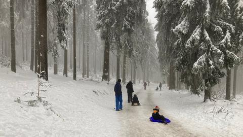 Die Schneedecke zog am Samstag etliche Besucher und Besucherinnen auf den Großen Feldberg.