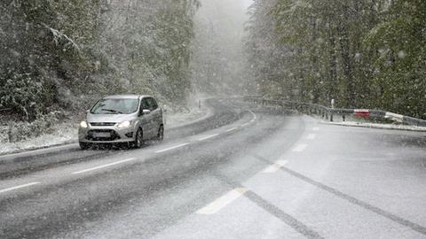 Schneefall auf der Zufahrtsstraße zum Feldberg