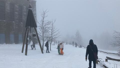 Viele Menschen genossen den Schnee auf dem Großen Feldberg am Sonntag.