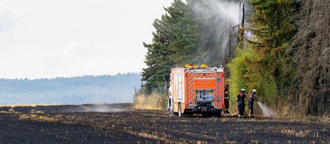 Feuerwehr-Einsatz bei Feldbrand in Wiesbaden