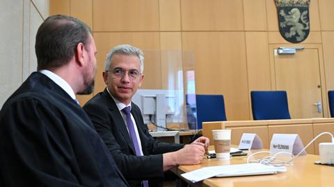 Frankfurts Oberbürgermeister Peter Feldmann neben seinem Verteidiger David Hofferbert im Verhandlungssaal am Frankfurter Landgericht.