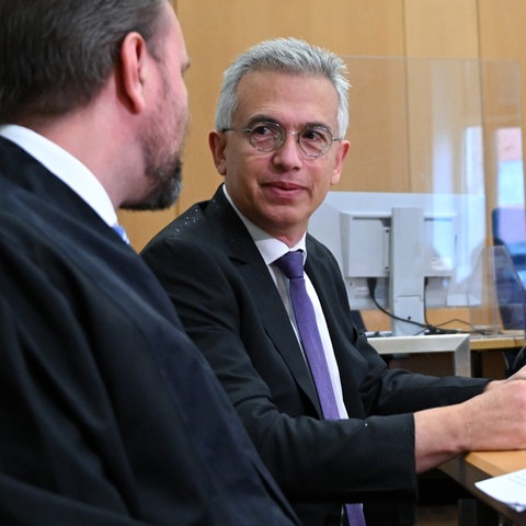 Frankfurts Oberbürgermeister Peter Feldmann neben seinem Verteidiger David Hofferbert im Verhandlungssaal am Frankfurter Landgericht.