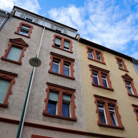 Aus diesem Mehrfamilienhaus stürzte das Kleinkind am Freitagabend.