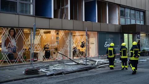 Eine komplette Fernsterfornt fiel aus dem ersten Stock auf die Straße.