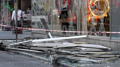 Eine komplette Fernsterfornt fiel aus dem ersten Stock auf die Straße.