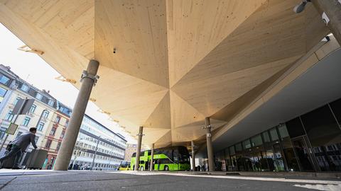 Der Frankfurter Fernbusbahnhof hat ein Dach aus einer Holzkonstruktion bekommen, das noch begrünt werden soll. 