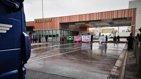 A49-Aktivisten protestieren vor dem Ferrero-Werk in Stadtallendorf