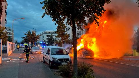 Ein Auto prallte in der Langener Annastraße gegen einen geparkten Wagen. Beide fingen Feuer. 