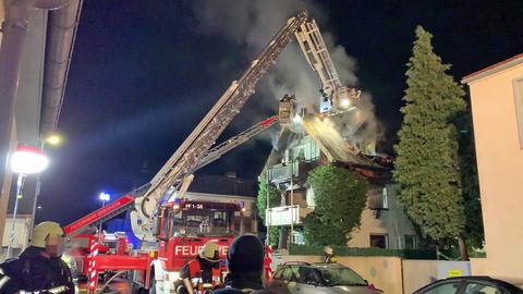 Rettungskräfte am Sonntag bei dem Feuer in Griesheim (Darmstadt-Dieburg)