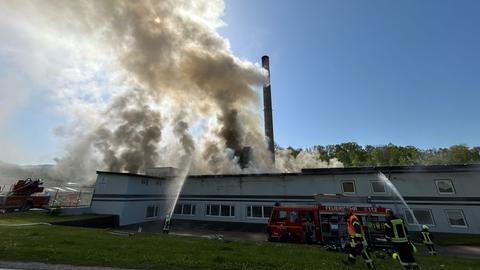Rauchschwaden über Fabrikgebäude