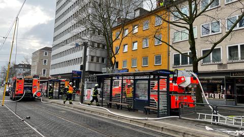 Die Feuerwehr im Löscheinsatz auf der Fünffensterstraße in Kassel. 