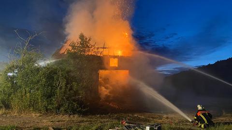 Löschwasser aus vielen Richtungen: So versuchte die Feuerwehr, den Brand unter Kontrolle zu bringen.